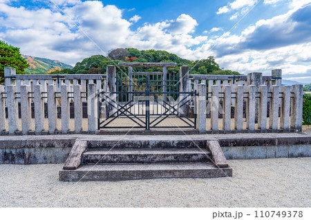 奈良県天理市　第十代崇神天皇　山辺道勾岡上陵 110749378