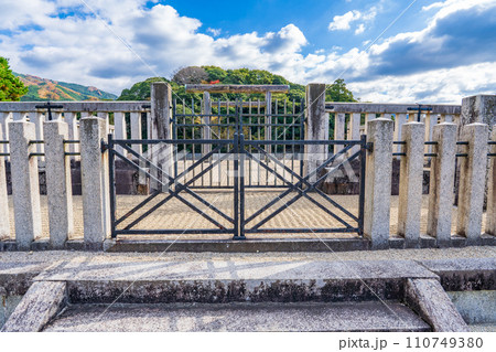 奈良県天理市　第十代崇神天皇　山辺道勾岡上陵 110749380