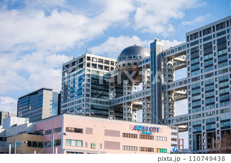 「東京都」都市風景　アクアシティお台場とフジテレビ 110749438