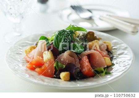 生ハムのシーザーサラダ 110750632