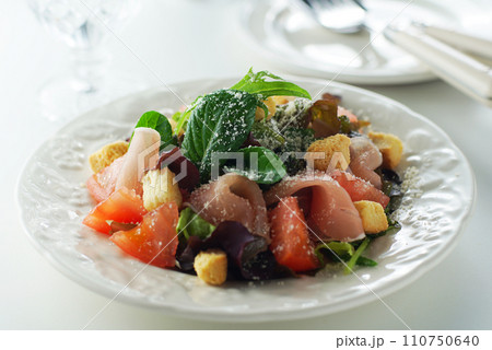 生ハムのシーザーサラダ 110750640