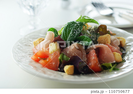 生ハムのシーザーサラダ 110750677