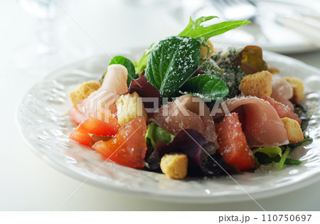 生ハムのシーザーサラダ 110750697