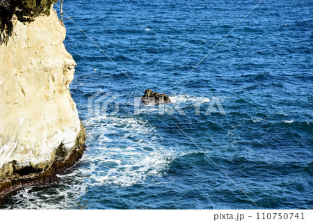 茨城県北茨城市　五浦海岸の岸壁 110750741