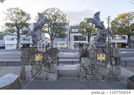 姫路市大手前通りにある鯱のモニュメント 110750934