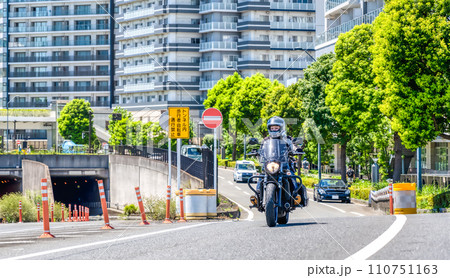 大型アメリカンバイクで横浜をツーリングする笑顔の女性ライダー 大型アメリカンバイクで横浜をツーリングする笑顔の女性ライダー 110751163