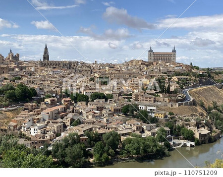 スペイン、トレド旧市街、Mirador panorámicoから撮影 110751209