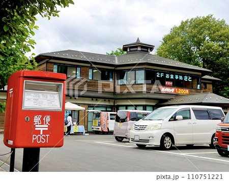 道の駅くつき新本陣の鯖街道交流館と赤いポストがある風景　滋賀県高島市朽木市場 110751221
