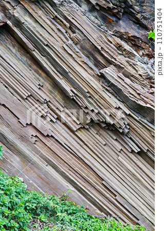 下北半島の海岸にある奇岩　願掛岩の男願掛に見られる柱状節理 110751404