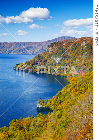 紅葉の十和田湖 瞰湖台展望台から見た御倉半島 紅葉の十和田湖 瞰湖台展望台から見た御倉半島 110751421