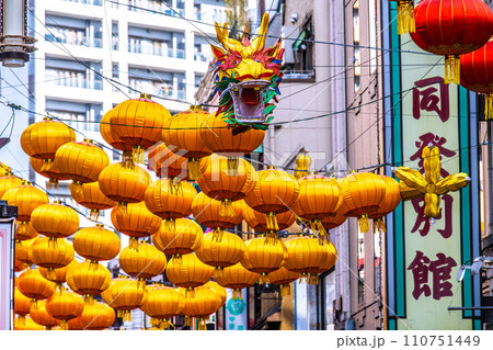 日本の横浜都市景観 2024春節燈花の横浜中華街。中華街大通り側のドラゴン提灯＝令和6年1月19日 110751449