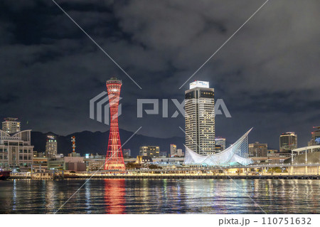 冬の神戸ハーバーランド ポートタワーのライトアップ 兵庫県神戸市 冬の神戸ハーバーランド ポートタワーのライトアップ 兵庫県神戸市 110751632