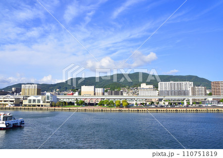 長崎県小値賀町小値賀港から佐世保市佐世保港までの船旅風景 110751819
