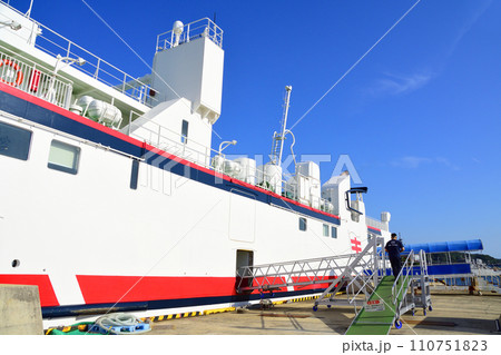 長崎県小値賀町小値賀港から佐世保市佐世保港までの船旅風景 110751823