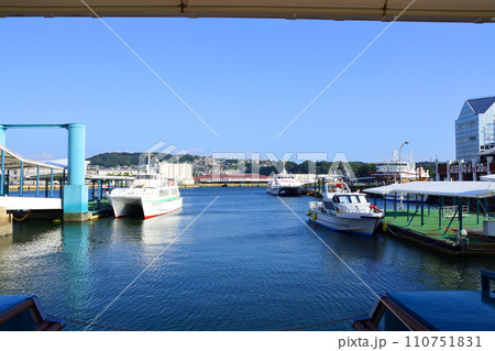 長崎県小値賀町小値賀港から佐世保市佐世保港までの船旅風景 110751831