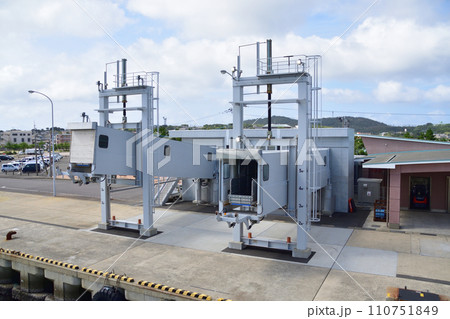 長崎県小値賀町小値賀港から佐世保市佐世保港までの船旅風景 110751849