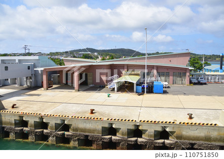 長崎県小値賀町小値賀港から佐世保市佐世保港までの船旅風景 110751850