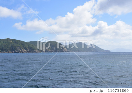 長崎県小値賀町小値賀港から佐世保市佐世保港までの船旅風景 110751860