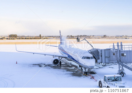 冬の空港 デアイシングカーによる除氷 宮城県名取市 冬の空港 デアイシングカーによる除氷 宮城県名取市 110751867