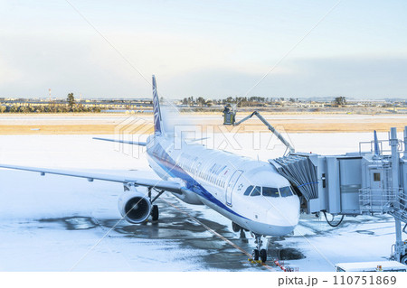 冬の空港 デアイシングカーによる除氷 宮城県名取市 冬の空港 デアイシングカーによる除氷 宮城県名取市 110751869