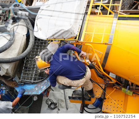 生コン注入作業:ミキサー車から圧送車へ 生コン注入作業:ミキサー車から圧送車へ 110752254