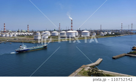 鹿島港コンビナートと船舶 110752542