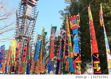 大相撲本場所 国技館に立てられた力士の幟 大相撲本場所 国技館に立てられた力士の幟 110752561