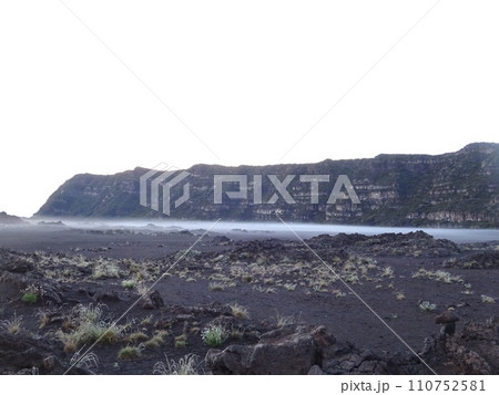 火星の様な景色のベルコンブ峠　レユニオン島・フランス 110752581