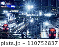 夜の街を走る電車 110752837