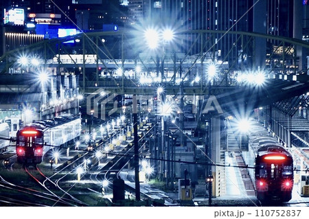 夜の街を走る電車 110752837
