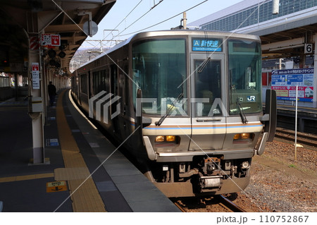 敦賀駅に停車中の北陸本線223系新快速電車 敦賀駅に停車中の北陸本線223系新快速電車 110752867