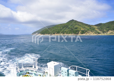 長崎県小値賀町小値賀港から佐世保市佐世保港までの船旅風景 110752868