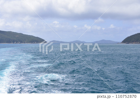 長崎県小値賀町小値賀港から佐世保市佐世保港までの船旅風景 110752870