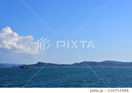 長崎県小値賀町小値賀港から佐世保市佐世保港までの船旅風景 110752886