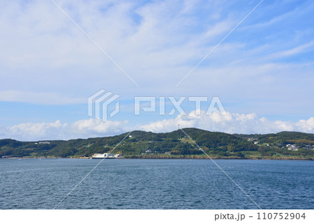 長崎県小値賀町小値賀港から佐世保市佐世保港までの船旅風景 110752904
