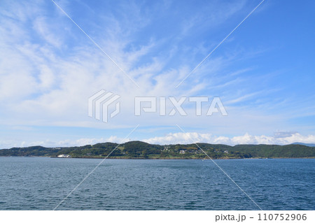 長崎県小値賀町小値賀港から佐世保市佐世保港までの船旅風景 110752906