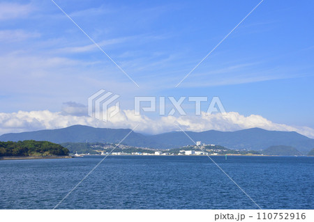 長崎県小値賀町小値賀港から佐世保市佐世保港までの船旅風景 110752916