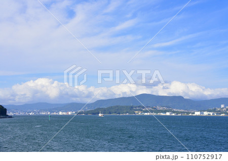 長崎県小値賀町小値賀港から佐世保市佐世保港までの船旅風景 110752917