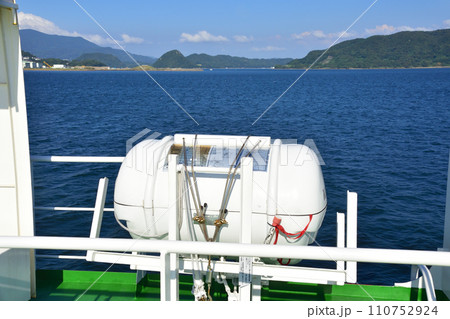 船舶に装備されている膨張式救命いかだ 110752924