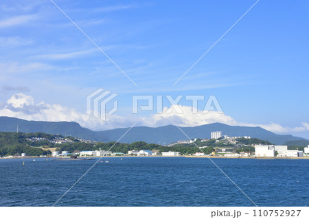 長崎県小値賀町小値賀港から佐世保市佐世保港までの船旅風景 110752927