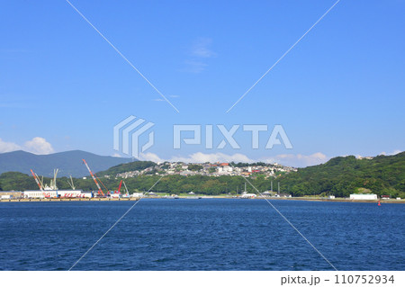 長崎県小値賀町小値賀港から佐世保市佐世保港までの船旅風景 110752934