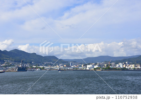 長崎県小値賀町小値賀港から佐世保市佐世保港までの船旅風景 110752938