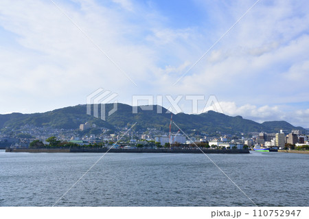 長崎県小値賀町小値賀港から佐世保市佐世保港までの船旅風景 110752947