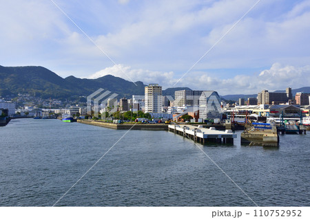 長崎県小値賀町小値賀港から佐世保市佐世保港までの船旅風景 110752952