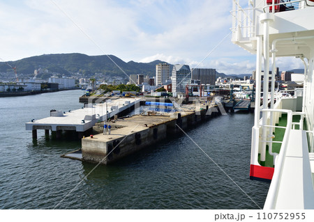 長崎県小値賀町小値賀港から佐世保市佐世保港までの船旅風景 110752955