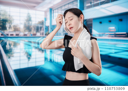 プールでバテる若い女性 プールでバテる若い女性 110753809