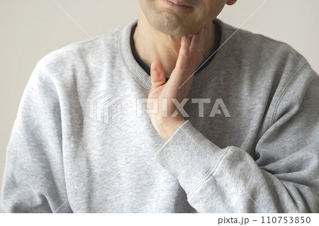 喉が気になる男性 110753850