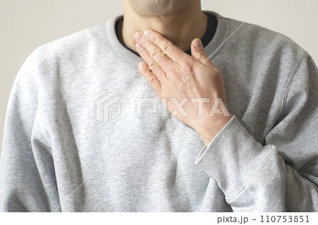 喉が気になる男性 110753851