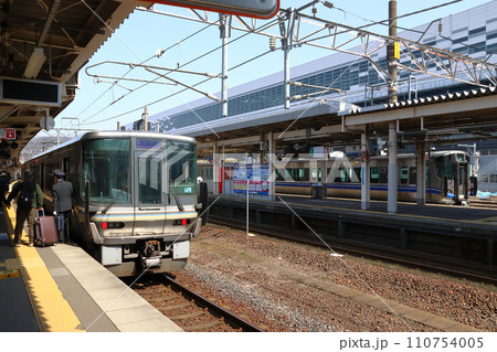 敦賀駅に停車中の北陸本線223系新快速電車 敦賀駅に停車中の北陸本線223系新快速電車 110754005