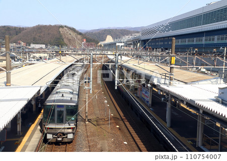 敦賀駅に停車中の北陸本線223系新快速電車(リニュアール車) 敦賀駅に停車中の北陸本線223系新快速電車(リニュアール車) 110754007